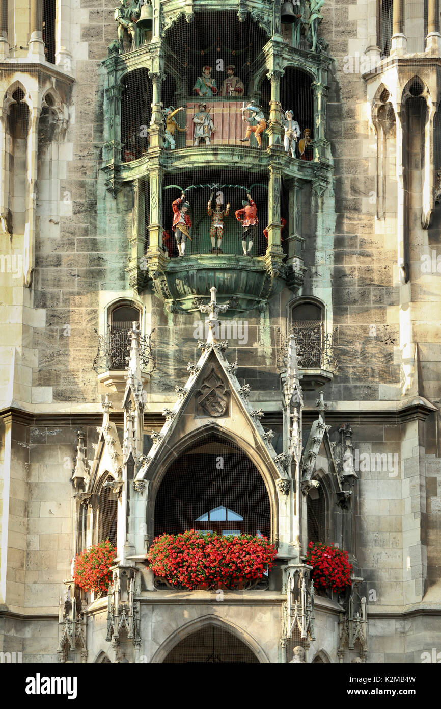 El Rathaus-Glockenspiel, Old Town Hall, Marienplatz, Munich, Alemania Foto de stock
