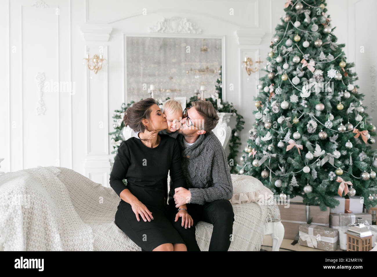 Familia feliz en la mañana de Navidad en casa. Árbol de