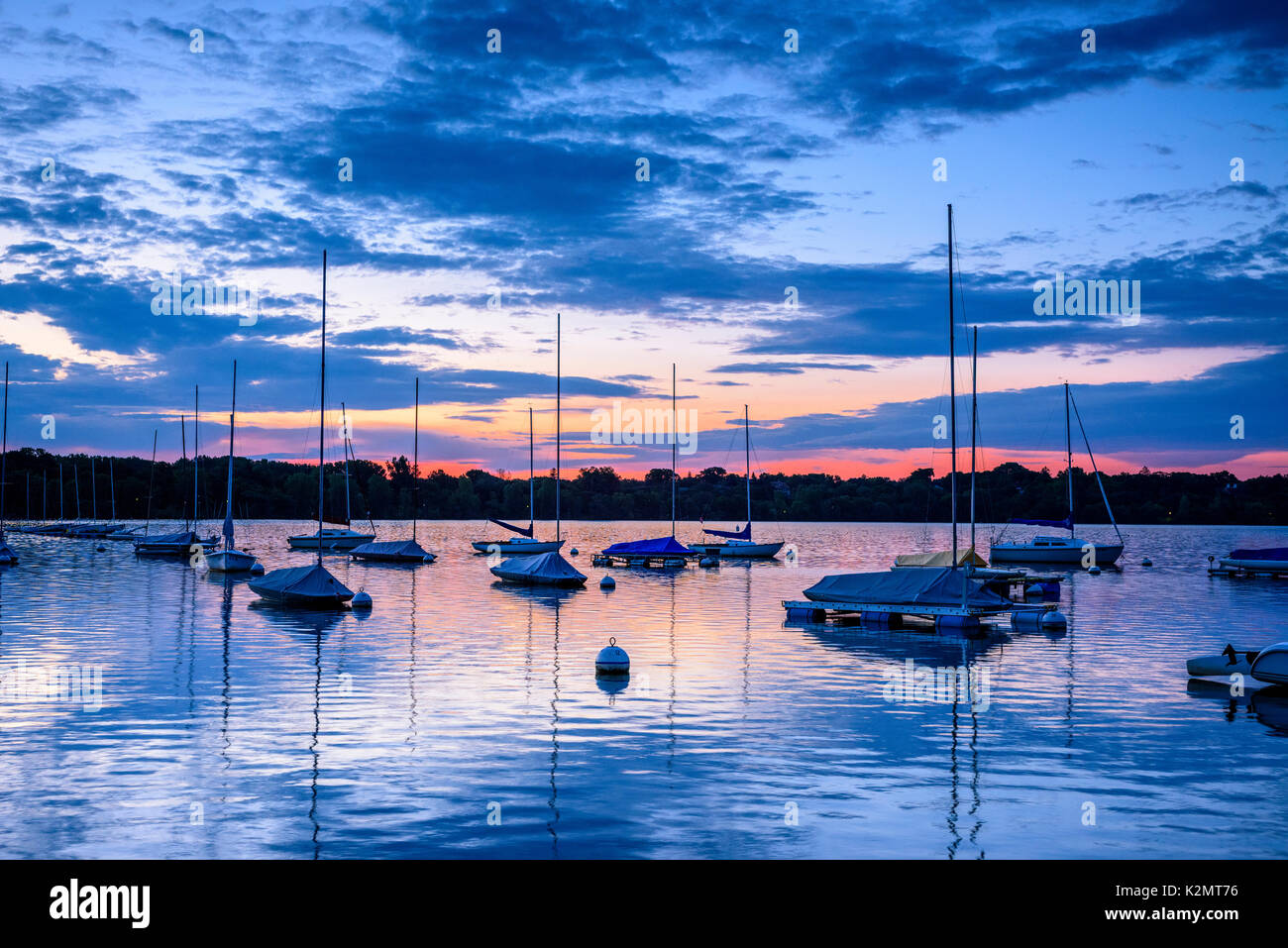 Veleros al amanecer en el lago de Harriet en Minneapolis, Minnesota. Foto de stock
