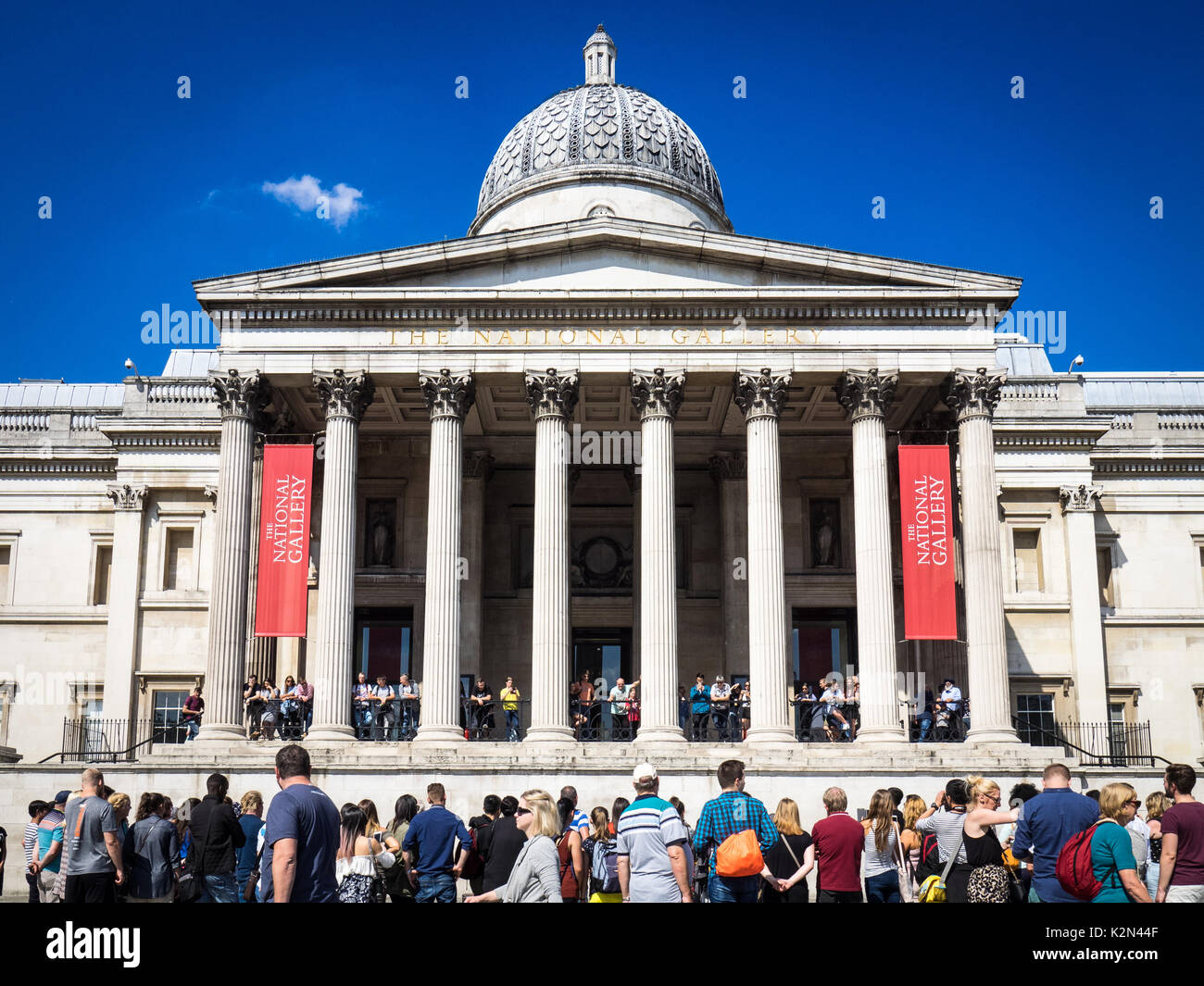 La National Gallery de Londres - multitudes fuera de la entrada principal de la Galería Nacional en Trafalgar Square, Londres, Reino Unido Foto de stock