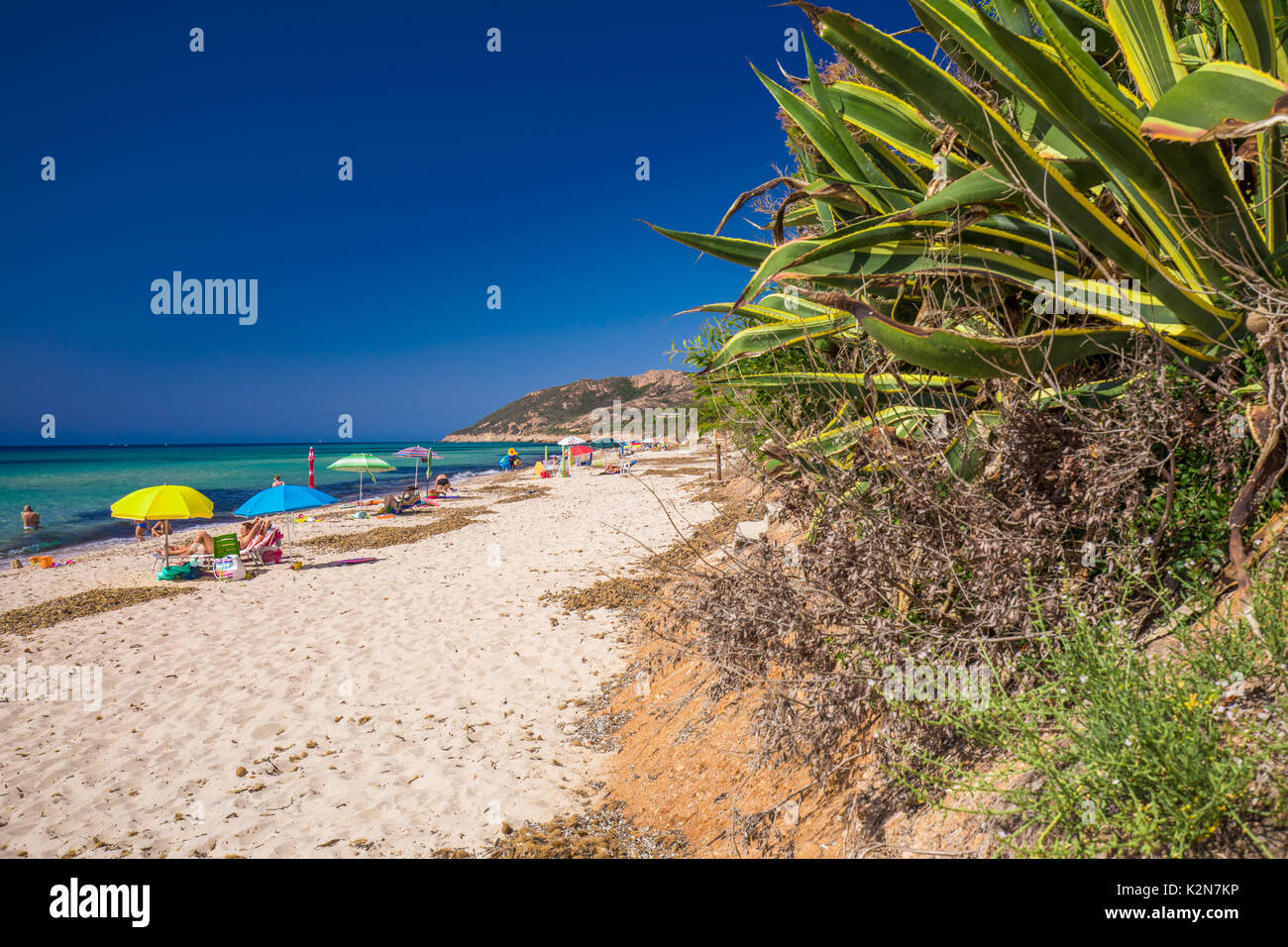 Santa Margherita Di Pula playa cerca de la ciudad de Pula, Cerdeña, Italia. Foto de stock