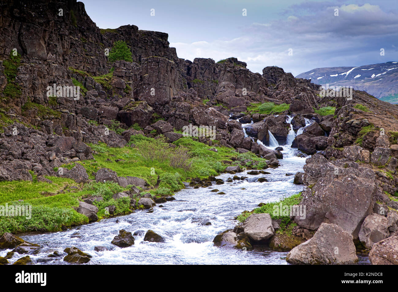 Una pequeña cascada a lo largo de la carretera de circunvalación de Islandia. Foto de stock