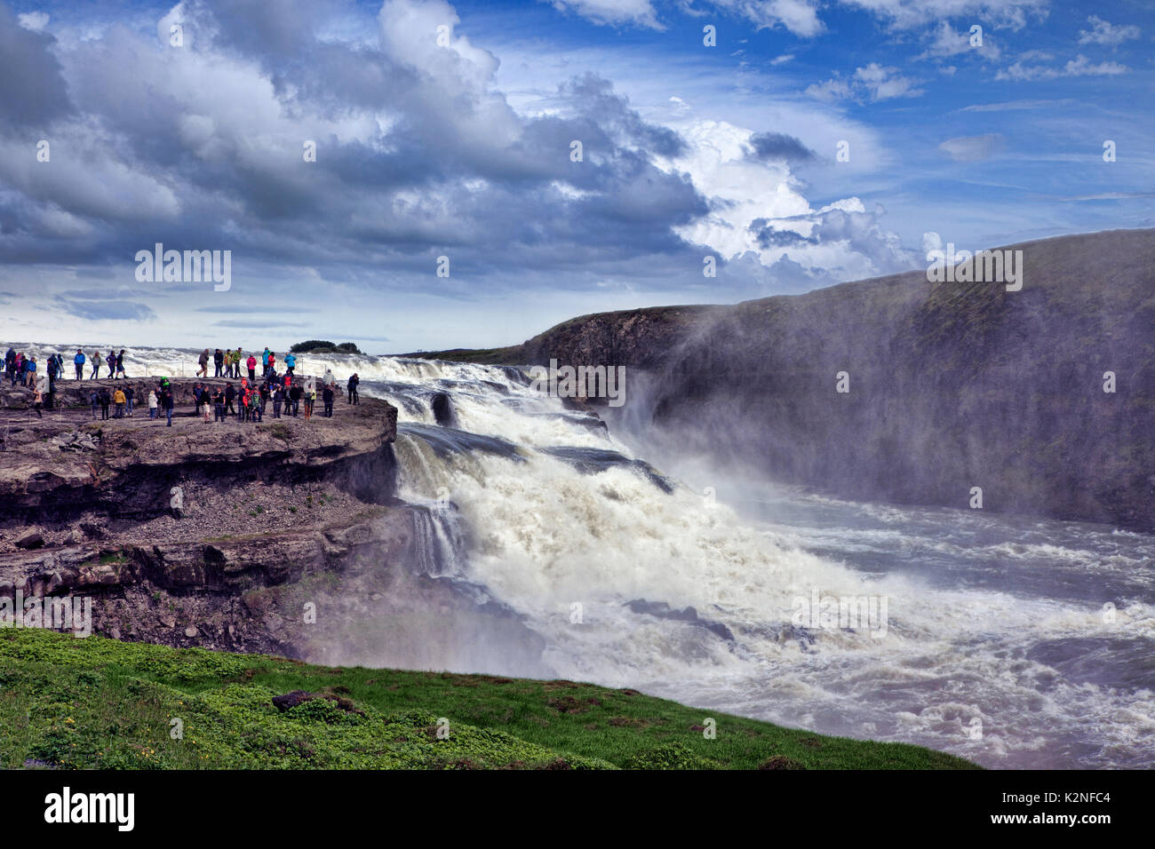 Vista superior de la cascada de Gullfoss con un arco iris en Islandia. Foto de stock