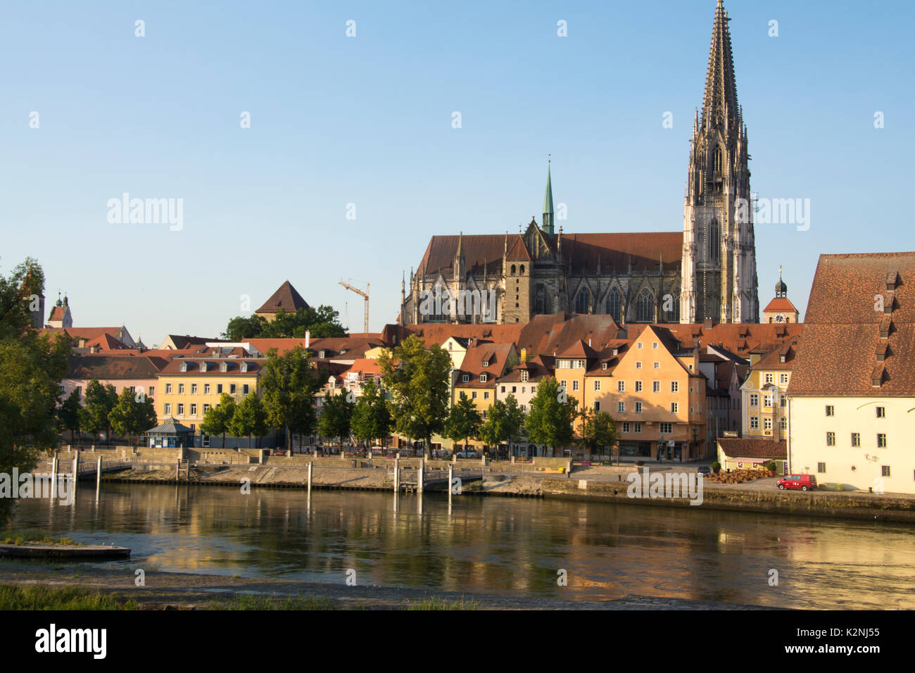 La luz de la mañana temprano en el Danubio (Donau) y el Altstadt o Ciudad Vieja más allá, en Ratisbona, Baviera, Alemania Foto de stock