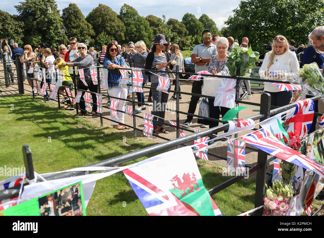 Londres, Reino Unido. El 31 de agosto de 2017. Continuar Wellwishers llegar fuera de las puertas del Palacio de Kensington en Londres para rendir homenaje en el 20º aniversario de la muerte de la Princesa Diana de Gales, quien murió trágicamente en un accidente de coche fatal en París el 31 de agosto de 1997 Credit: amer ghazzal/Alamy Live News Foto de stock