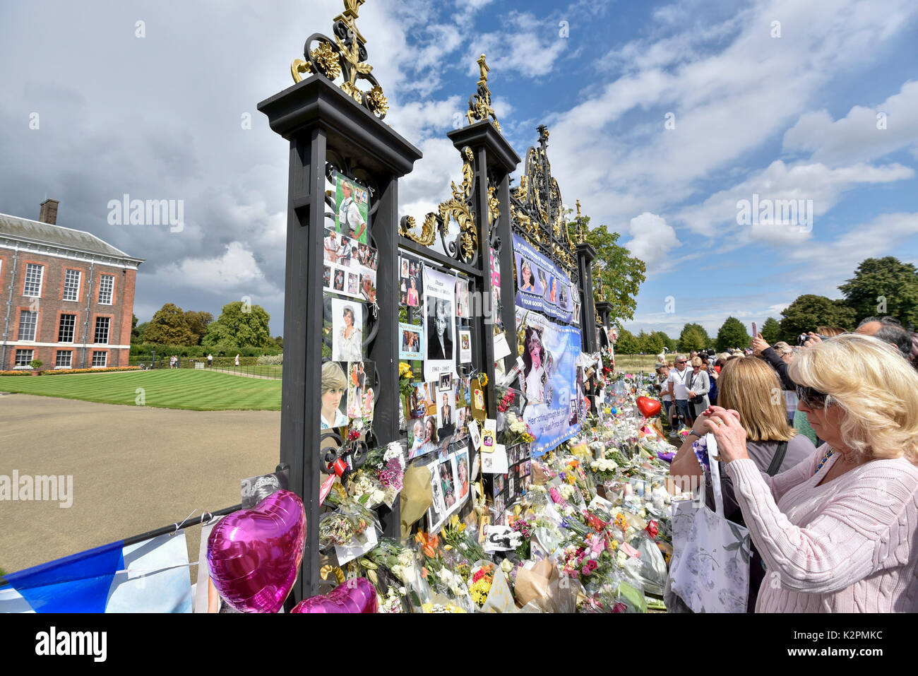 Londres, Reino Unido. El 31 de agosto de 2017. Y Royal Wellwishers fans se reúnen fuera de las puertas del Palacio de Kensington para dejar homenajes florales en el 20º aniversario de la muerte de la princesa Diana. Crédito: Stephen Chung / Alamy Live News Foto de stock