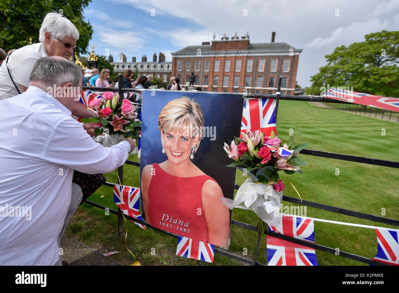 Londres, Reino Unido. El 31 de agosto de 2017. Y Royal Wellwishers fans se reúnen fuera de las puertas del Palacio de Kensington para dejar homenajes florales en el 20º aniversario de la muerte de la princesa Diana. Crédito: Stephen Chung / Alamy Live News Foto de stock