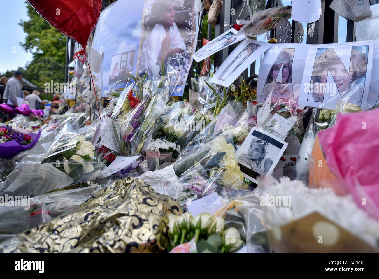 Londres, Reino Unido. El 31 de agosto de 2017. Y Royal Wellwishers fans se reúnen fuera de las puertas del Palacio de Kensington para dejar homenajes florales en el 20º aniversario de la muerte de la princesa Diana. Crédito: Stephen Chung / Alamy Live News Foto de stock