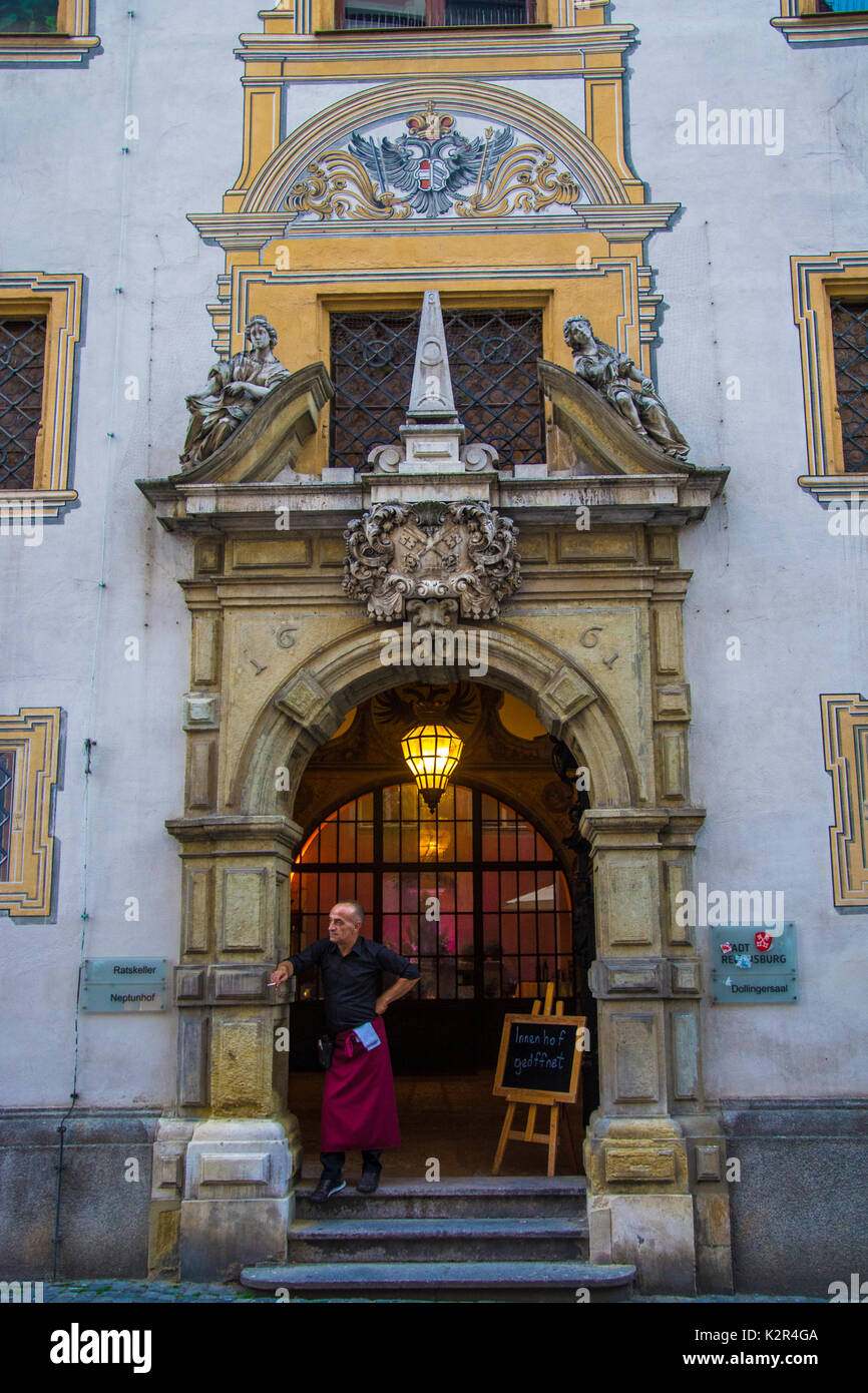 Esperando a los clientes de un restaurante en el Altstadt o Ciudad Vieja, Ratisbona, Baviera, Alemania Foto de stock