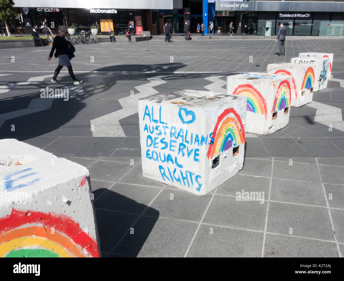 Pilonas anti terrorismo decorado con el matrimonio entre personas del mismo sexo mensajes en South Bank, Melbourne, Australia Foto de stock