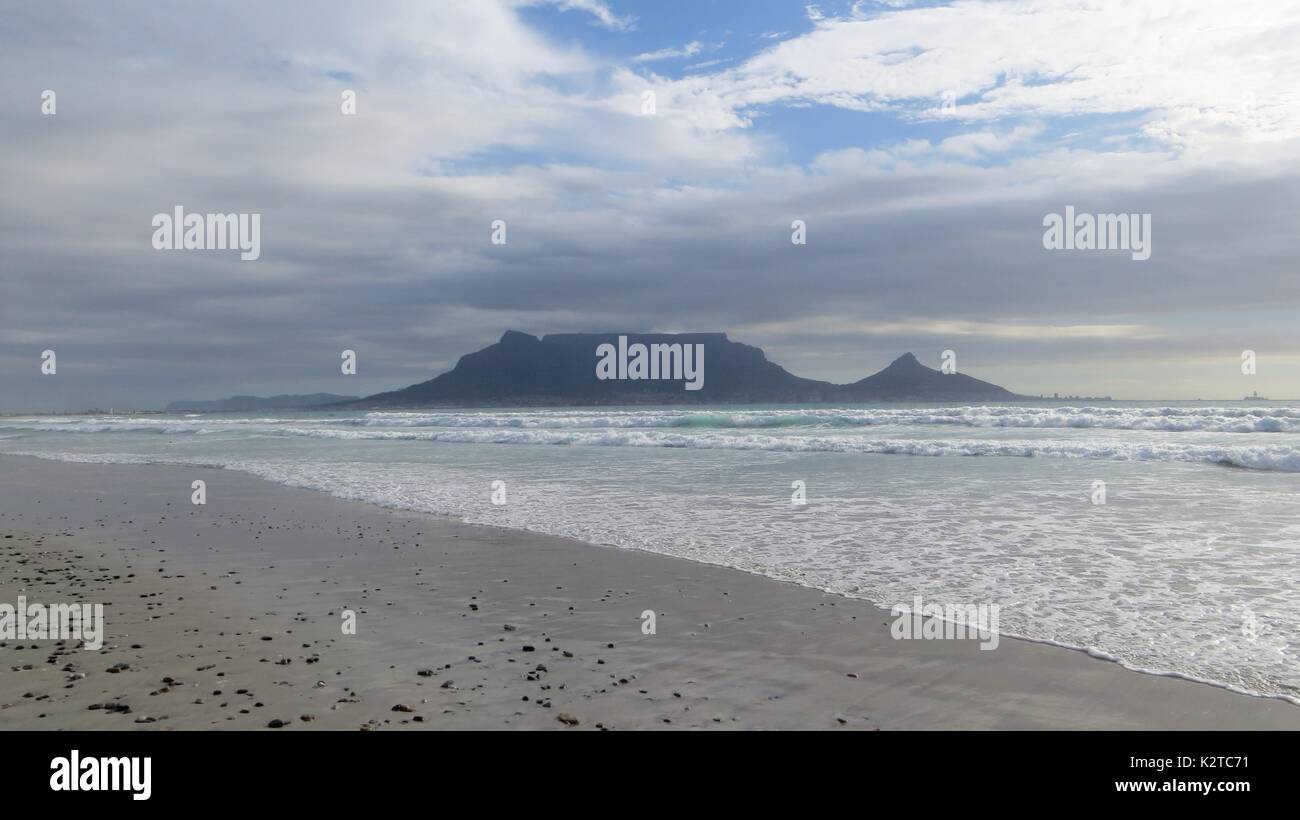Vistas de Table Mountain desde bloubergstrand en Cape Town South Africa Foto de stock