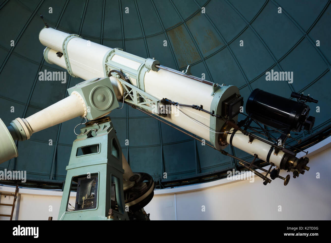 Acercamiento de enorme telescopio profesional de observatorio en interiores  Fotografía de stock - Alamy