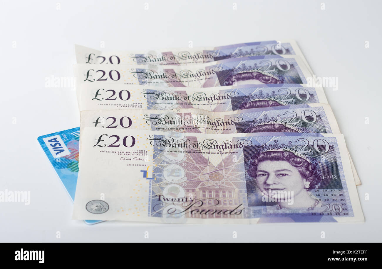 Tarjetas Visa y libras británicas sobre fondo blanco. Foto de stock