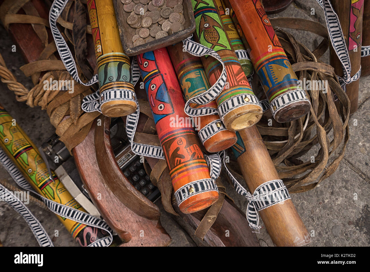 Abril 29, 2017 en Otavalo, Ecuador: indígenas quechuas artesanías hechas de madera que venden en la calle en el mercado del sábado Foto de stock