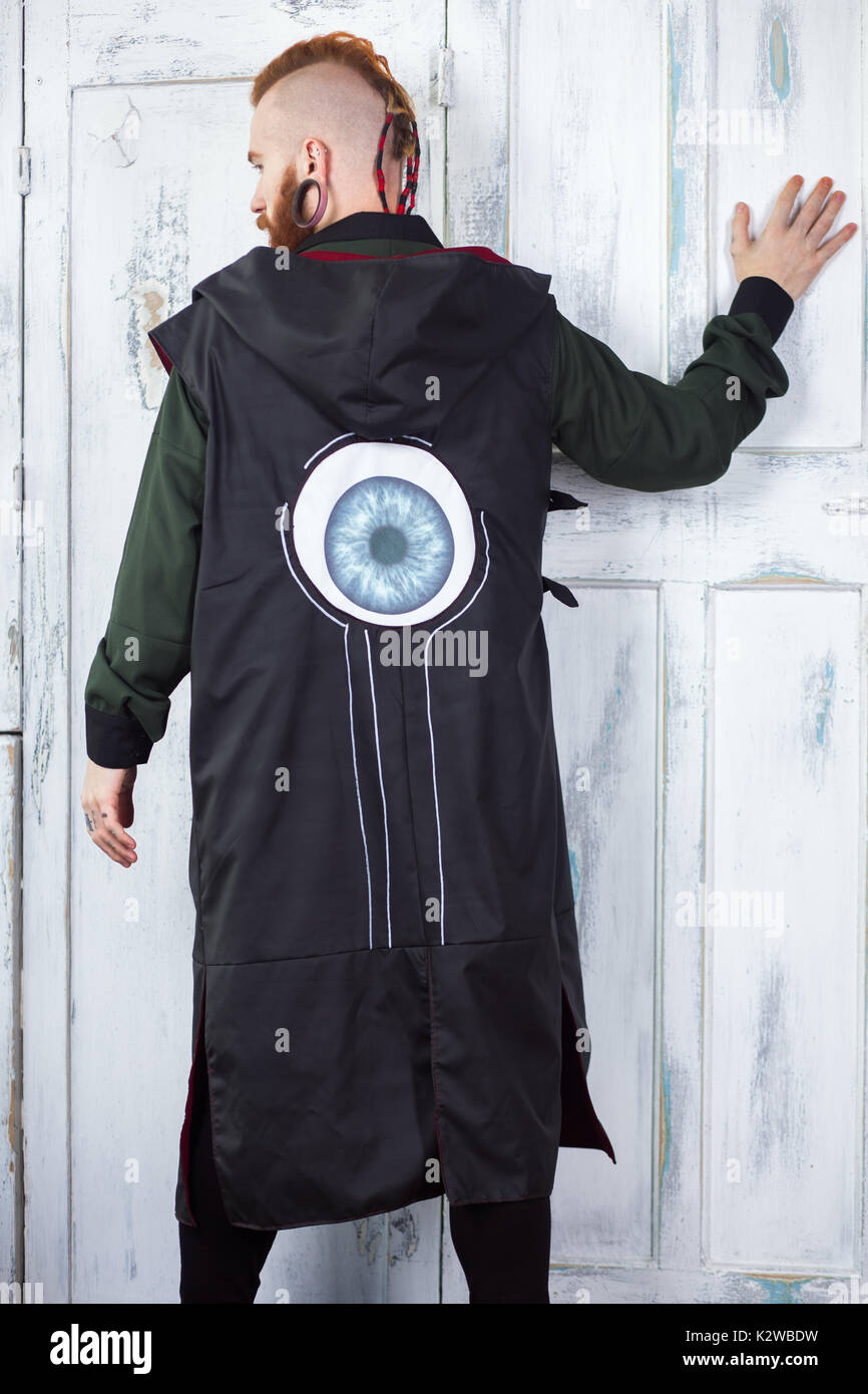 Un creativo, inusual hombre pelirrojo en ropa de diseñador y túneles en sus  oídos, posando en el studio Fotografía de stock - Alamy