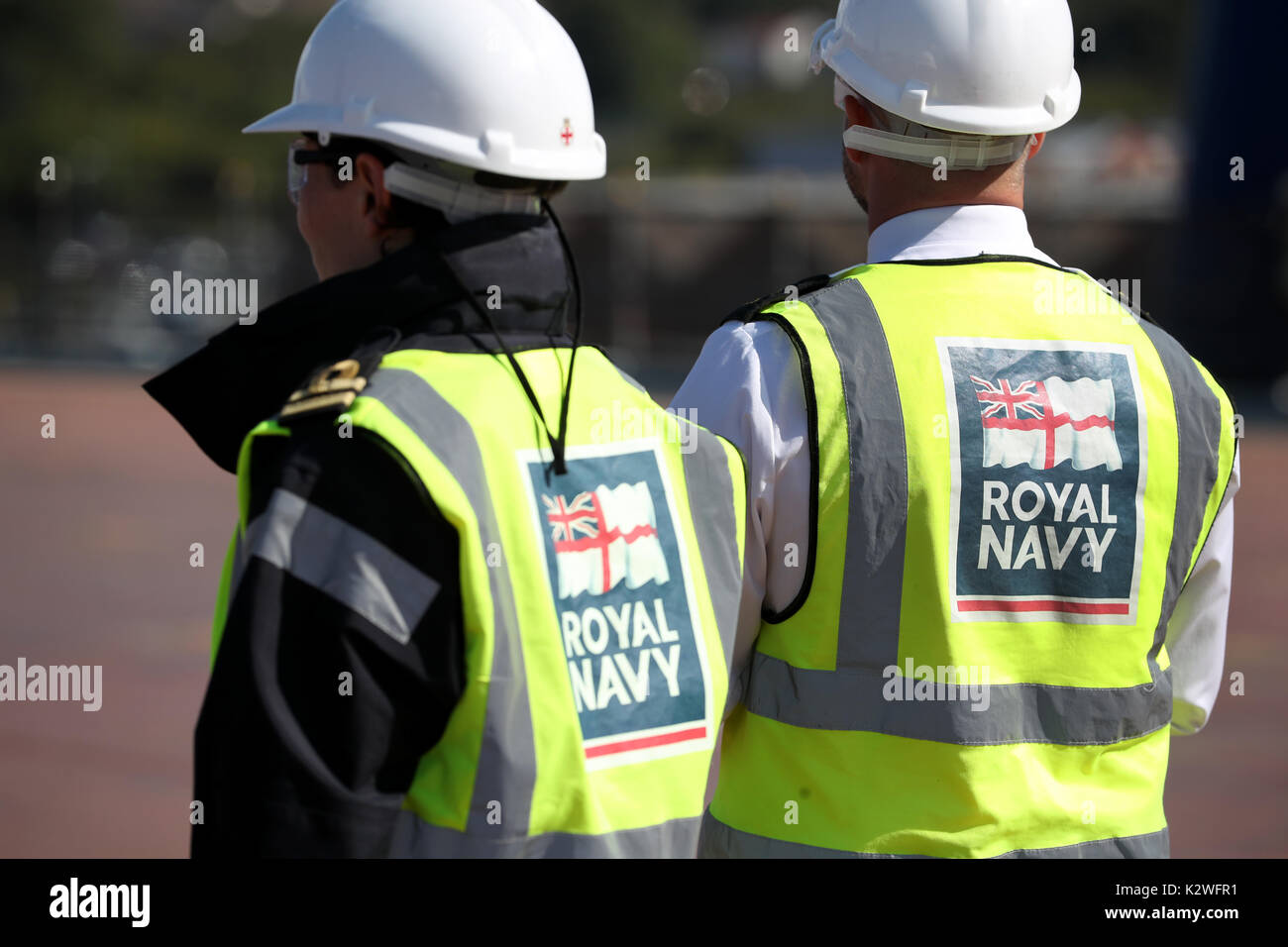 Los trabajadores en la cubierta de vuelo del HMS Prince of Wales, por delante de una ceremonia de nomenclatura del portaaviones, en Rosyth Dockyard, Fife. Foto de stock