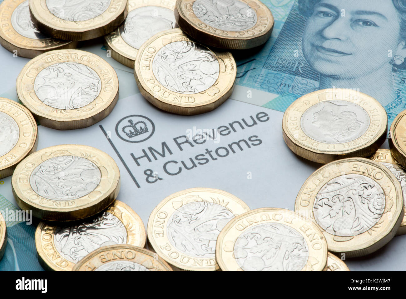Un HM Ingresos & Customs membrete rodeado por nuevas monedas de 1€ y 5€ nota. Foto de stock