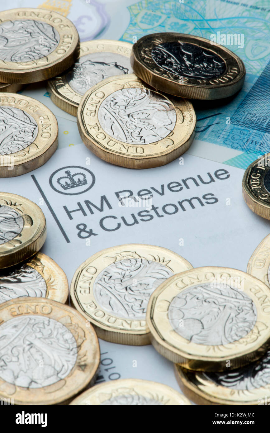 Un HM Ingresos & Customs membrete rodeado por nuevas monedas de 1€ y 5€ nota. Foto de stock