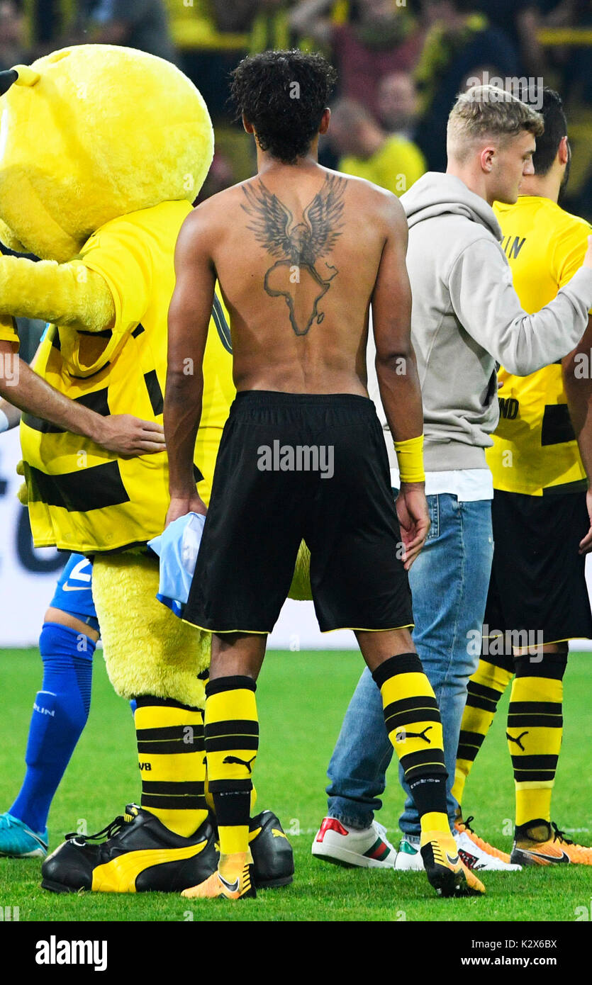 Un aficionado se tatúa la imagen de Cristiano Ronaldo enseñando su camiseta  al Camp Nou