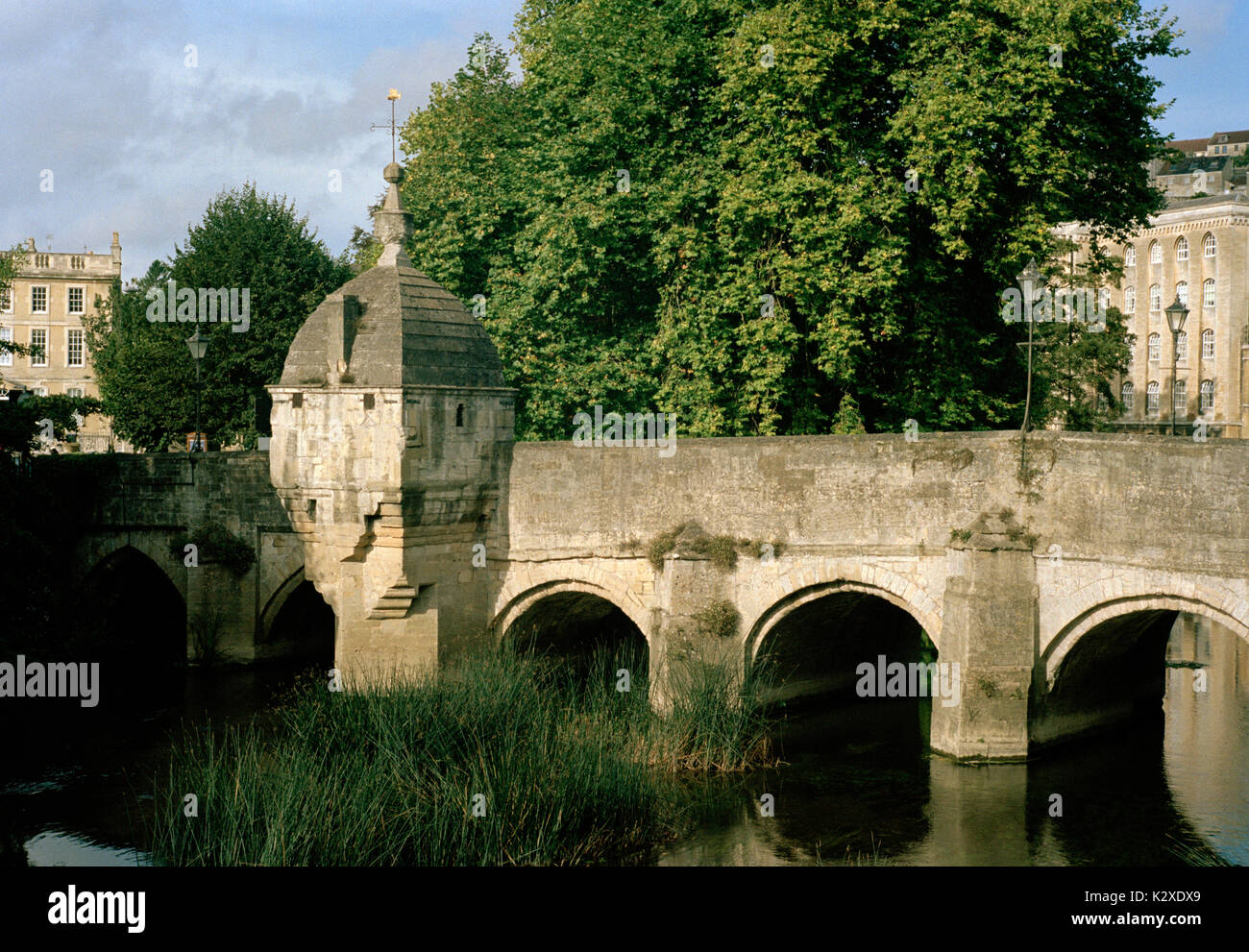 Bloquear el puente en la ciudad de Bradford On Avon en Wiltshire en Inglaterra en Gran Bretaña en el Reino Unido Europa viajes arquitectura historia antigua. Foto de stock