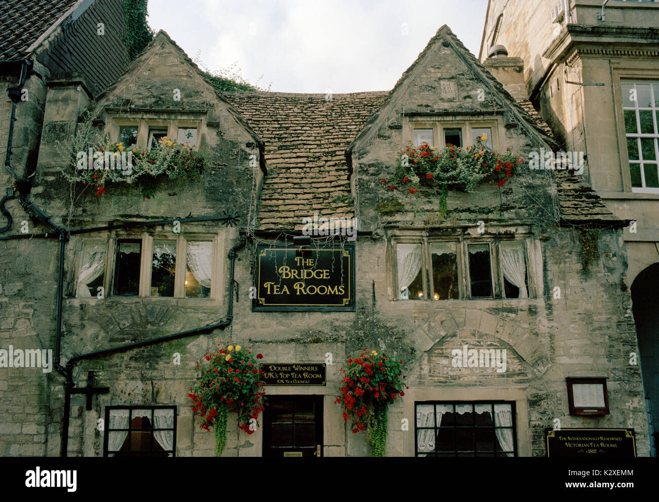 El puente salas de té de Bradford On Avon en Wiltshire en Inglaterra en Gran Bretaña en el Reino Unido Europa. turismo antigua Olde Worlde sitio turístico Foto de stock