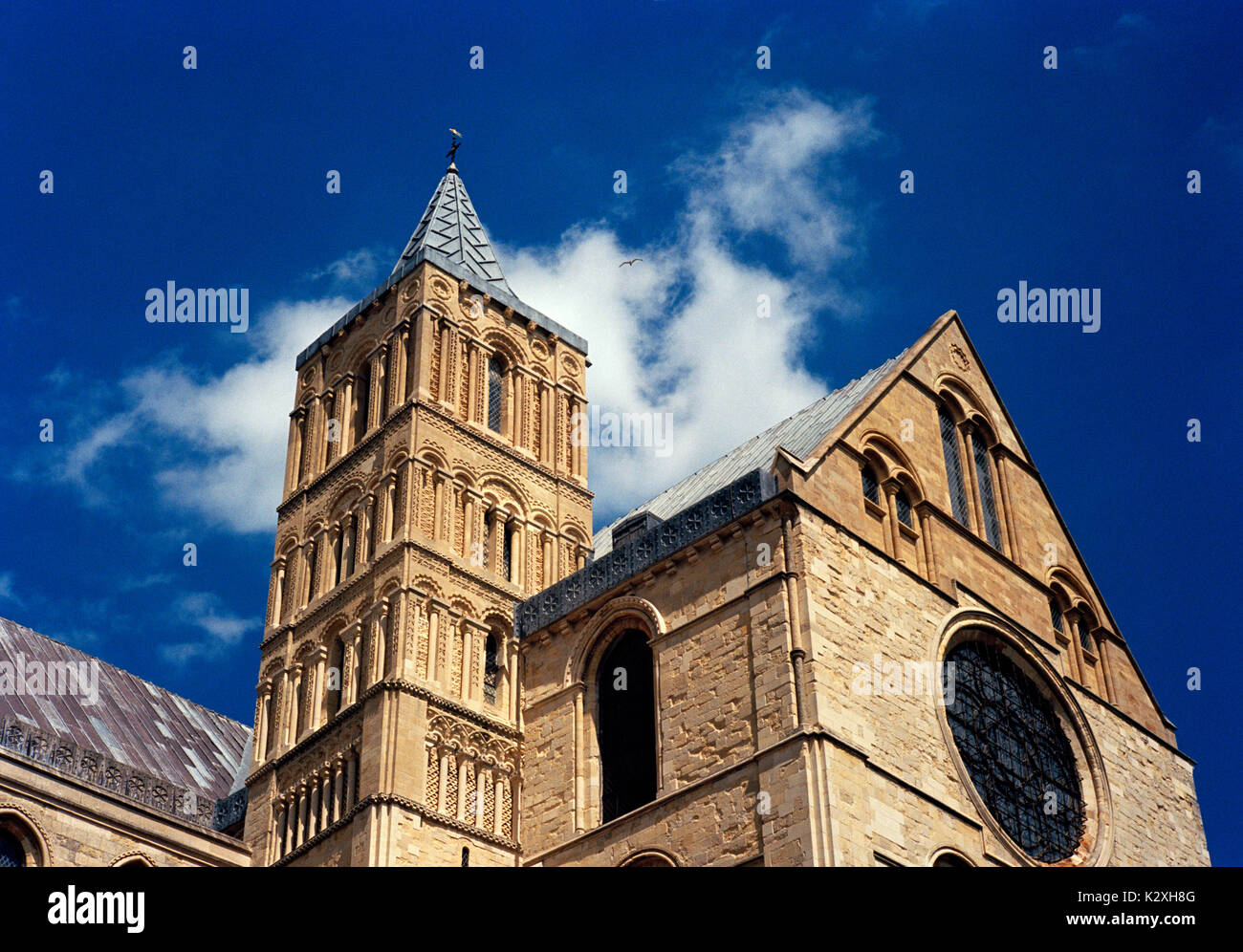 Norman torre de la catedral de Canterbury en la ciudad de Canterbury, en Kent en Inglaterra en Gran Bretaña en el Reino Unido Europa. Edificio de arquitectura Foto de stock