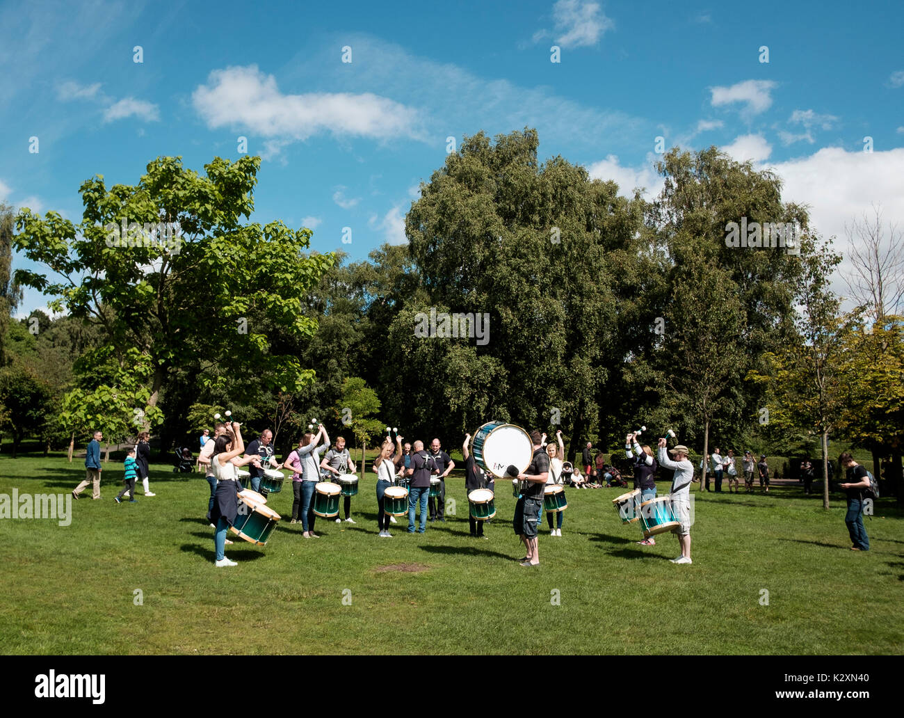 Tamborileros, parte de una banda, practicando fuera de uniforme en el parque Kelvingrove en Glasgow delante del mundo Pipe Band Championship 2017 celebrado en la ciudad Foto de stock