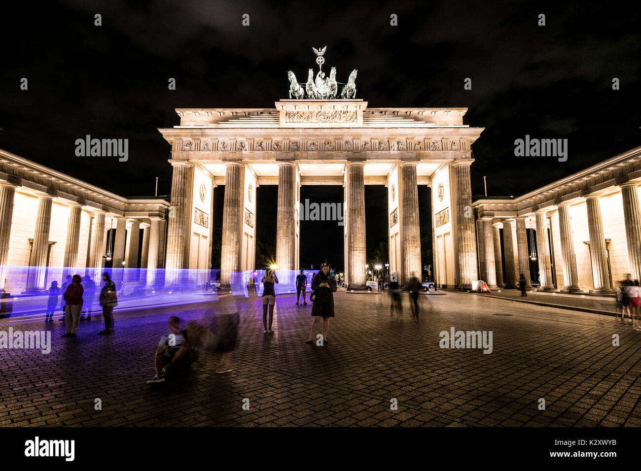 Brandenburger Tor de noche - Puerta de Brandeburgo, Berlín, Alemania Foto de stock