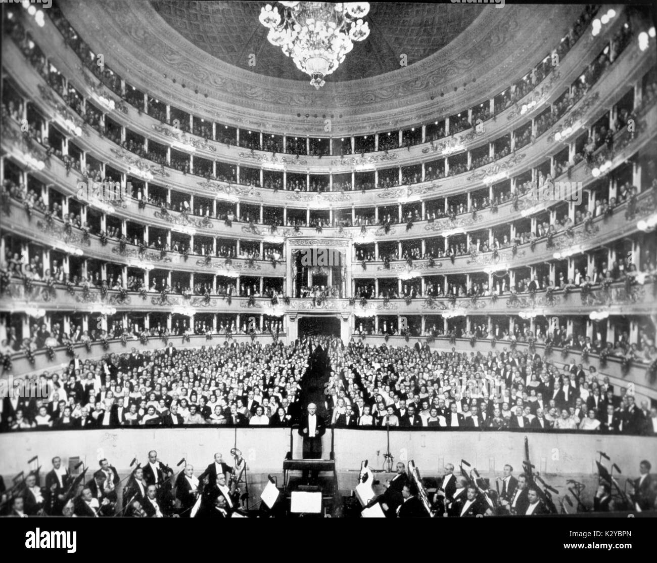 Victor de Sabata - realización en La Scala de Milán, Italia, en ocasión de la conmemoración de Puccini. VdS: director de orquesta y compositor italiano el 10 de abril de 1892 - 11 de diciembre de 1967. Foto de stock
