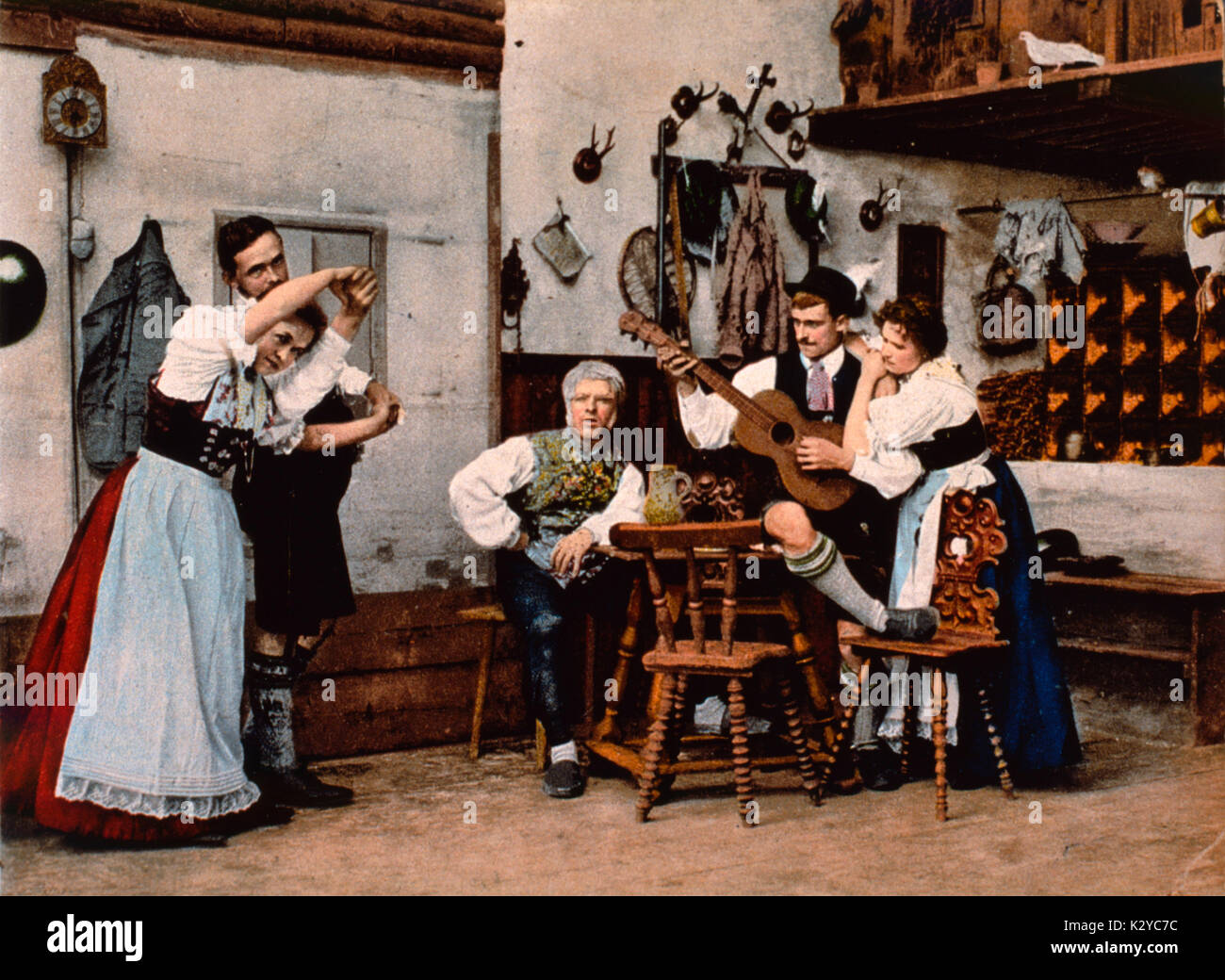 Música y danza folklórica austríaca. El hombre tocando la guitarra (antes de 1906). Foto de stock