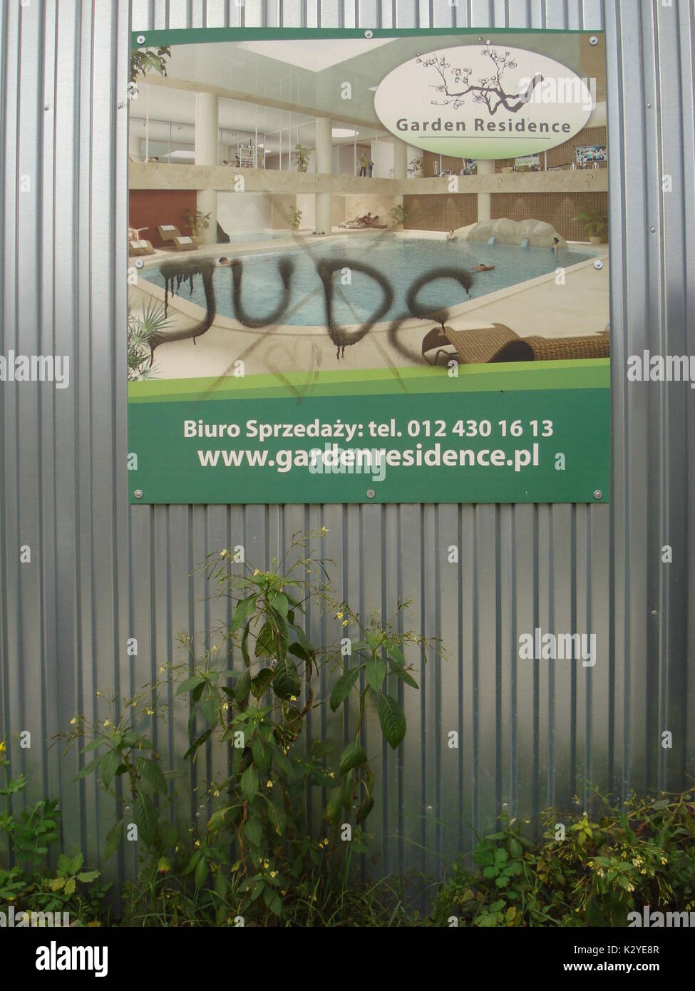 Insultos antisemitas en un cartel publicitario en Kracow (Polonia) Foto de stock