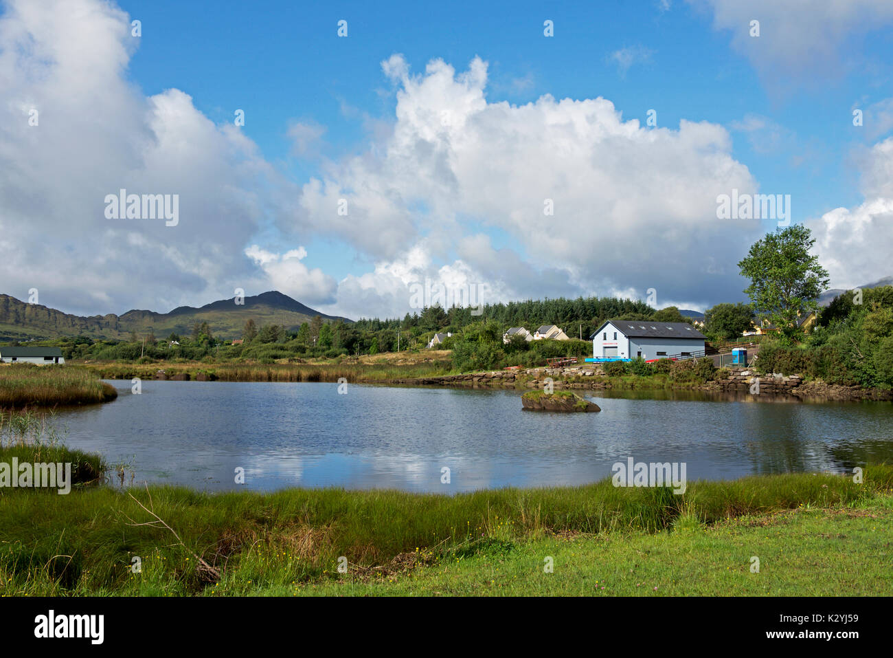 Pequeño lago en Sneem,Península Iveragh,co Kerry, Irlanda del Sur. Foto de stock