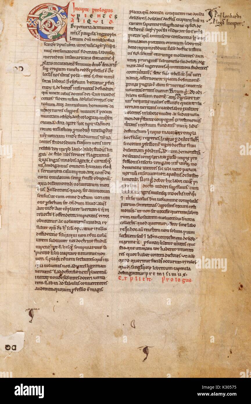 Página del manuscrito iluminado texto religioso en latín de "Petrus Lombardus libri IV Sententiaru' del siglo 12 en París, en 2013. Foto de stock
