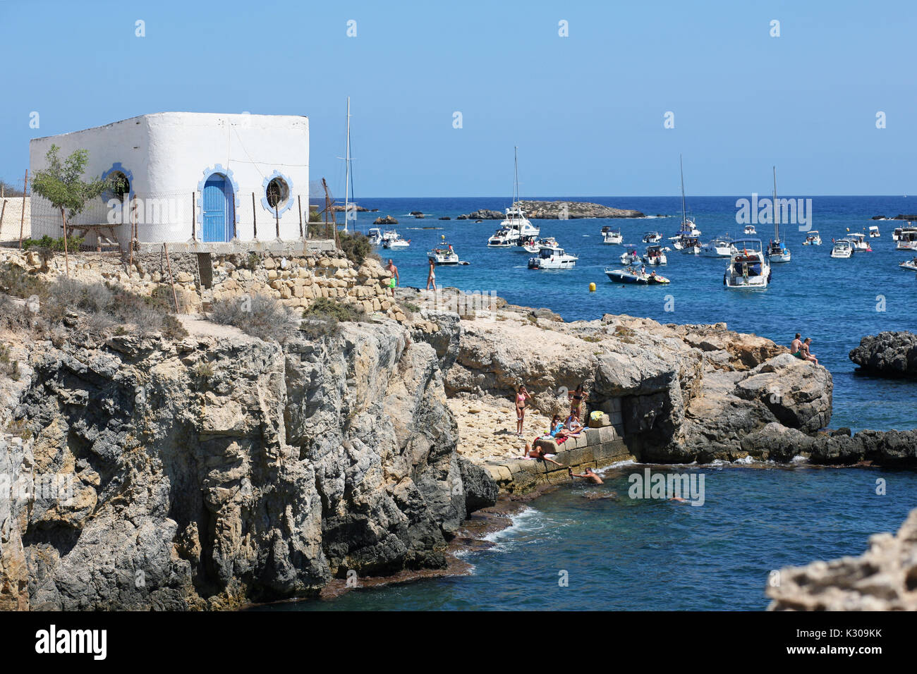 La costa de la isla de Tabarca en el Mediterráneo Foto de stock