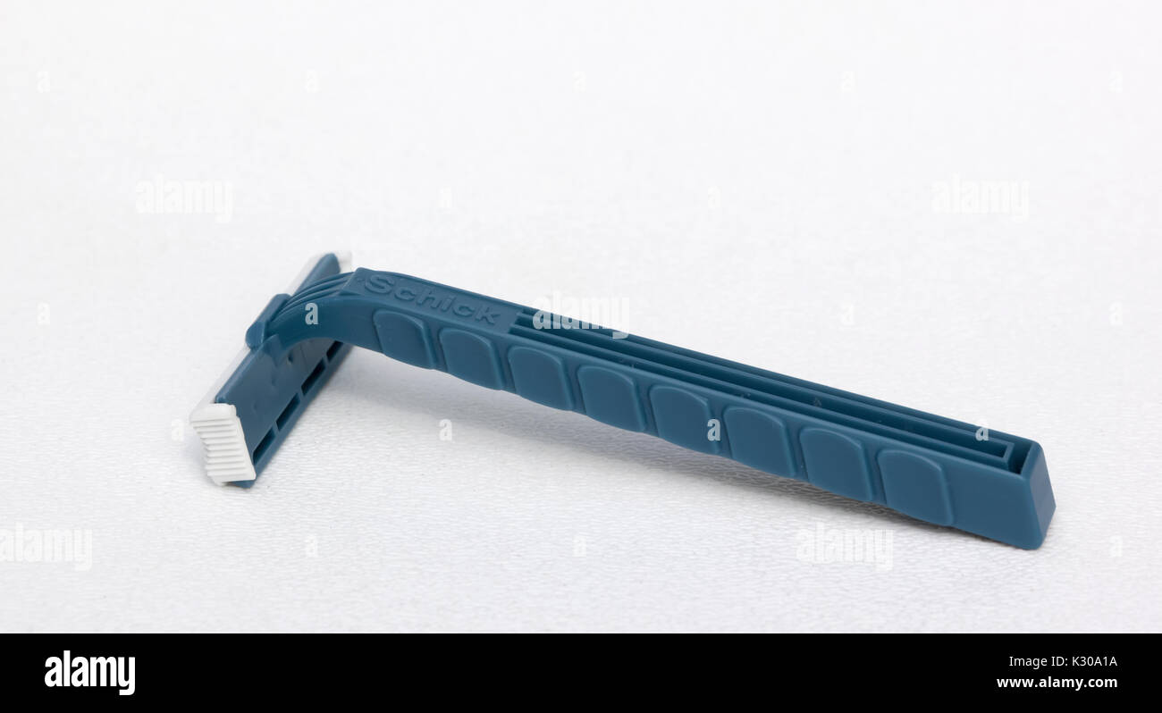 Una navaja de afeitar desechables Schick azul hecha del plástico, polipropileno. Foto de stock
