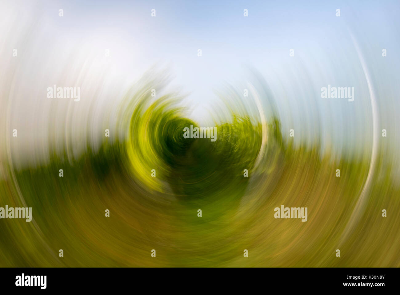 Técnica Fotográfica intencional, el movimiento de la cámara, el efecto circular causada por girar la cámara en una velocidad de obturación baja Foto de stock