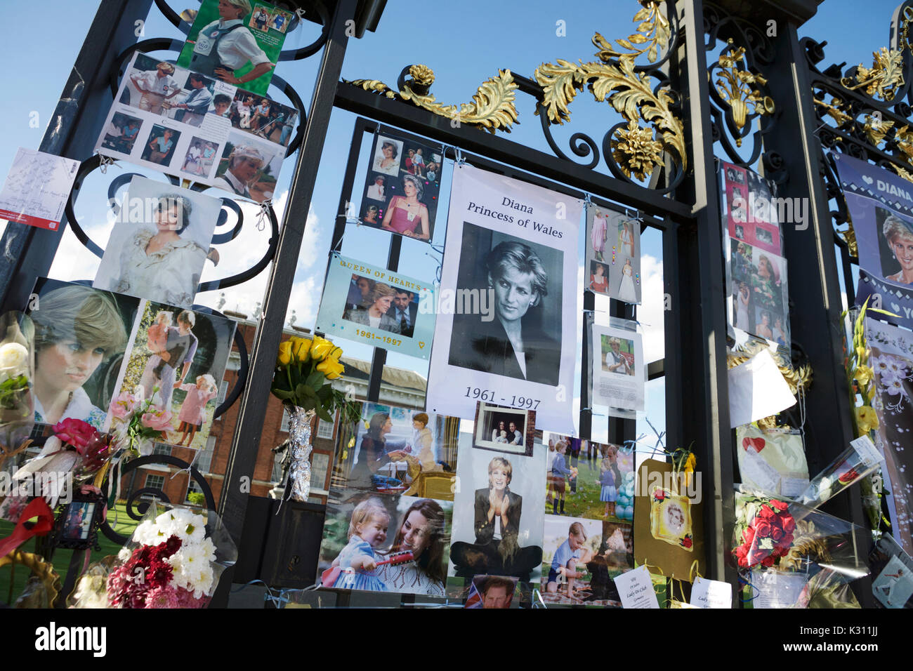 Homenajes a Diana Princesa de Gales, a las puertas del Palacio de Kensington, en el 20th aniversario de su muerte. Diana Spencer. Princesa Diana Foto de stock
