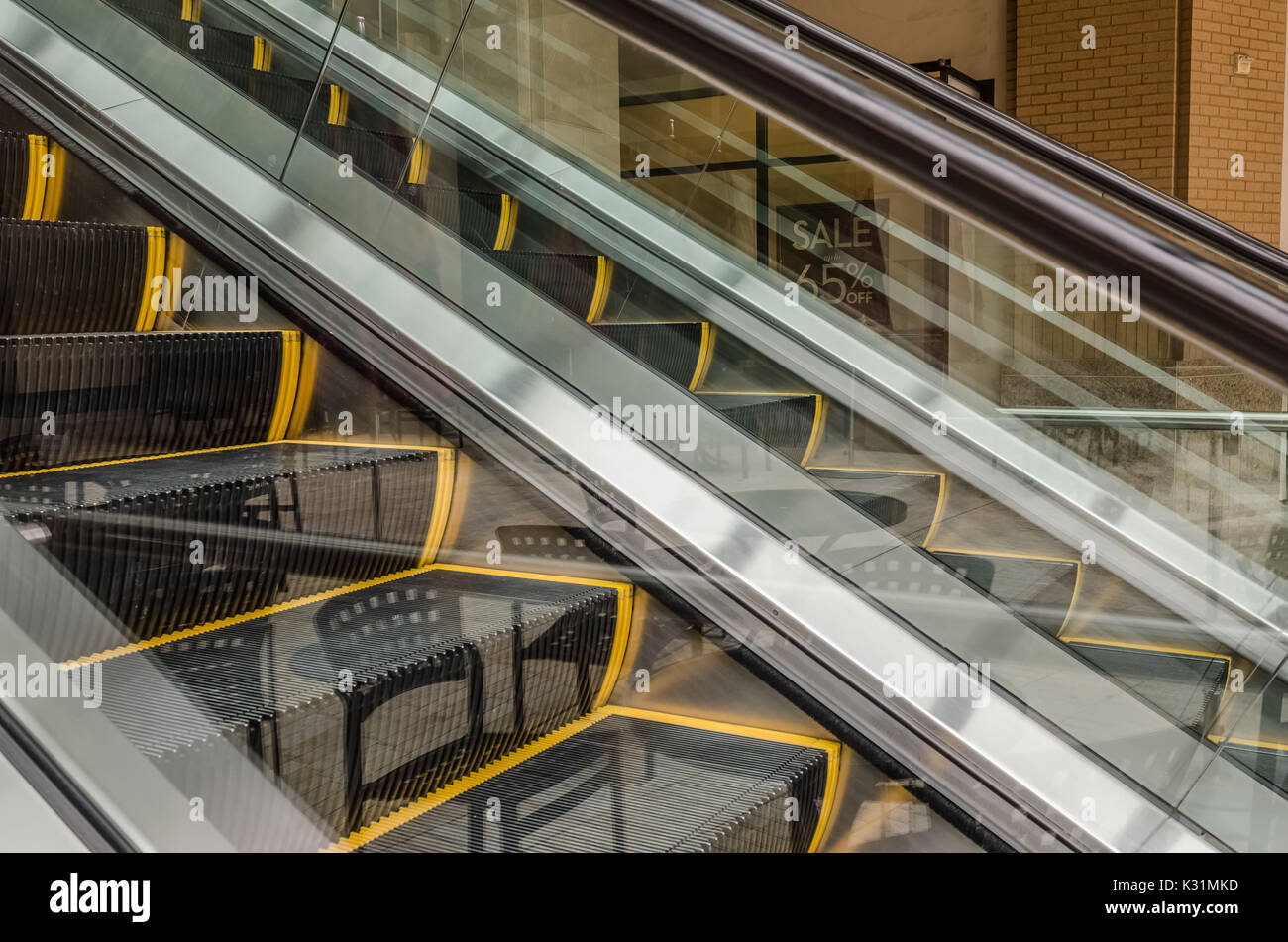 Reflexiones crear un interesante resumen de las escaleras mecánicas al aire libre Foto de stock