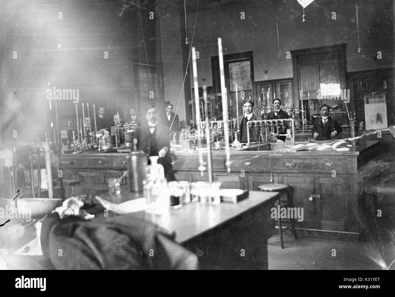 Sepia fotografía del interior de la química Lab B, bajo la dirección de Herman Morse, en el campus viejo de la Universidad Johns Hopkins, con estudiantes y profesores posando detrás de laboratorio con mesas de vidrio y de otros equipos, Baltimore, Maryland, en 1902. Foto de stock