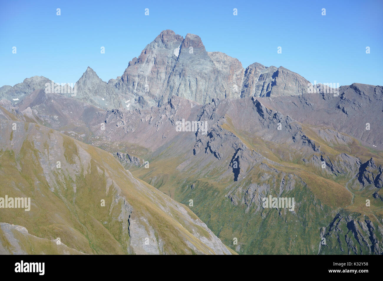 Monte Viso o Monviso (elevación: 3841m ml) en verano, visto desde el oeste. Oncino, Provincia de Cuneo, Piamonte, Italia. Foto de stock