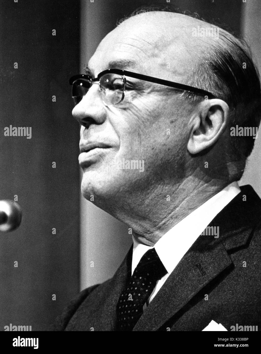 Cándido retrato de American Educational administrador y Presidente de la Universidad Johns Hopkins Milton S. Eisenhower hablando a un micrófono, 1970. Foto de stock