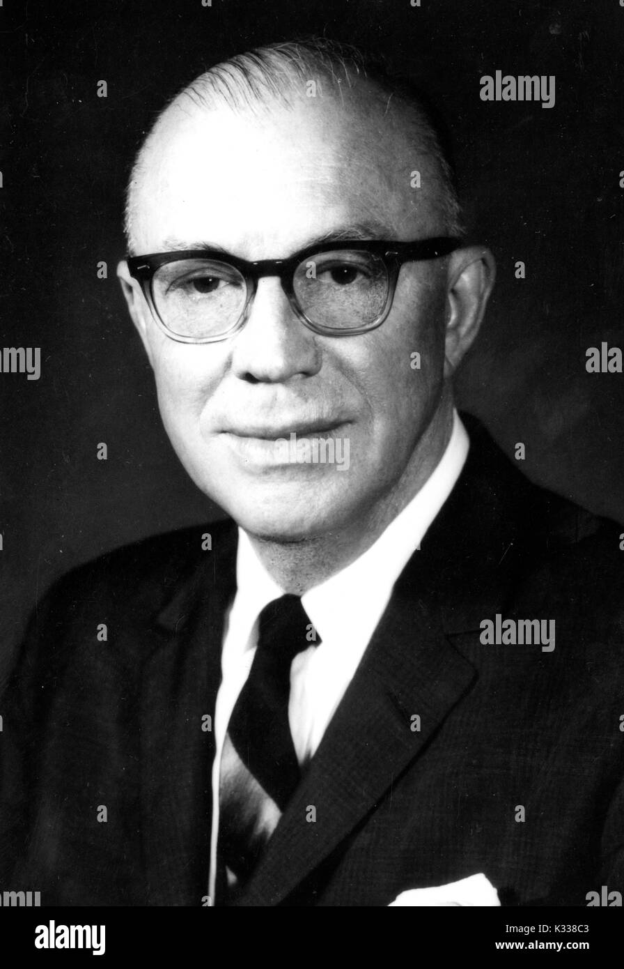 Retrato de American Educational administrador y Presidente de la Universidad Johns Hopkins Milton S. Eisenhower, 1960. Foto de stock