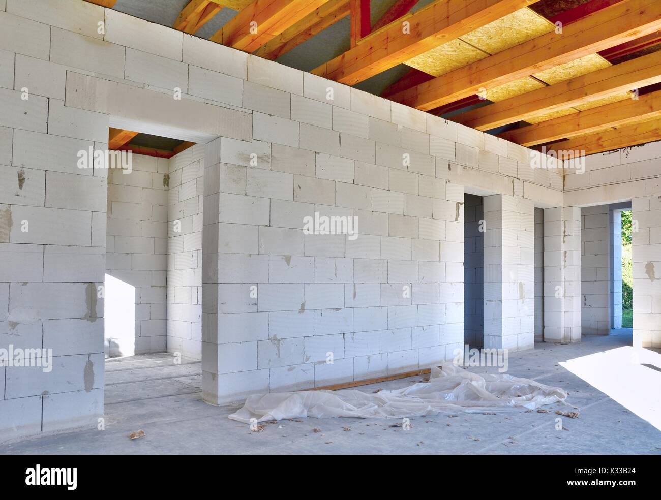 Interior de una casa de nueva construcción con bloques de hormigón celular  Fotografía de stock - Alamy
