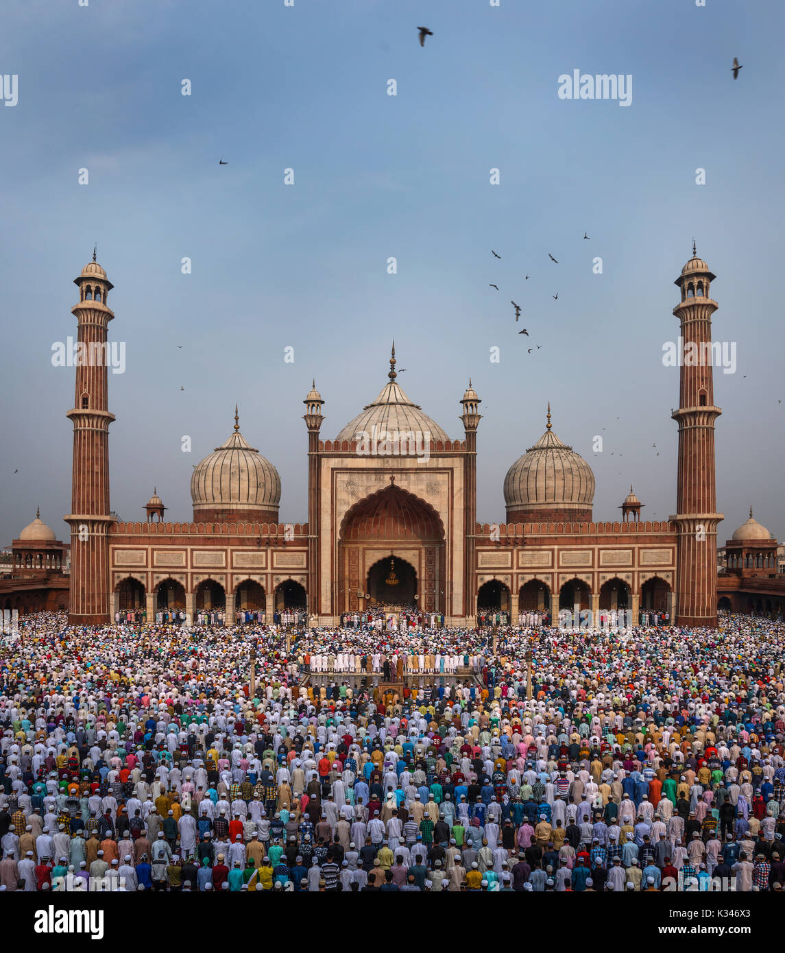 EID Mubarak, mañana la oración de Eid en Jama Masjid, Delhi, India Foto de stock
