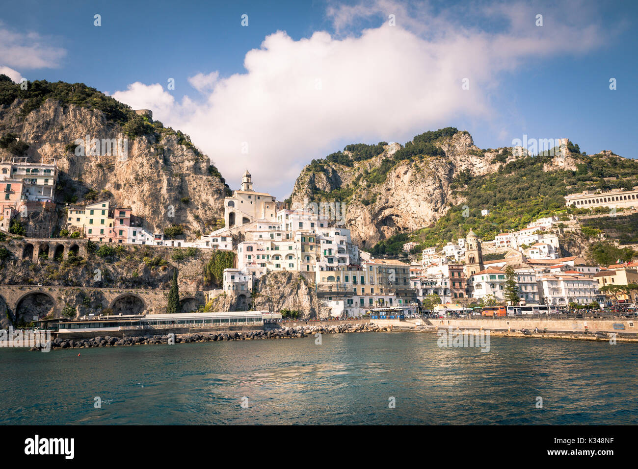 Italia Amalfi Coast vista desde el agua Foto de stock