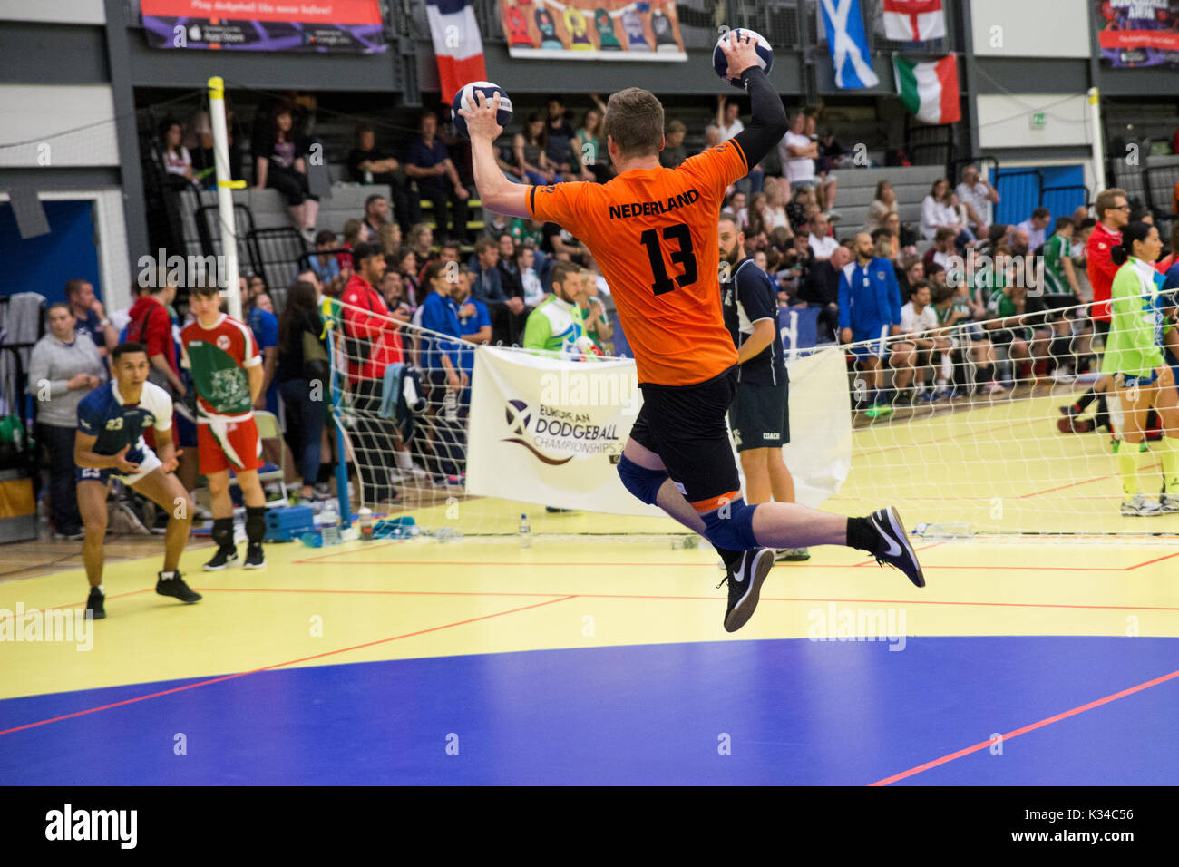 Motherwell, Reino Unido. 20 agosto, 2017. Países Bajos jugador saltando y lanzando dos bolas en la Unión Dodgeball campeonatos. Foto de stock