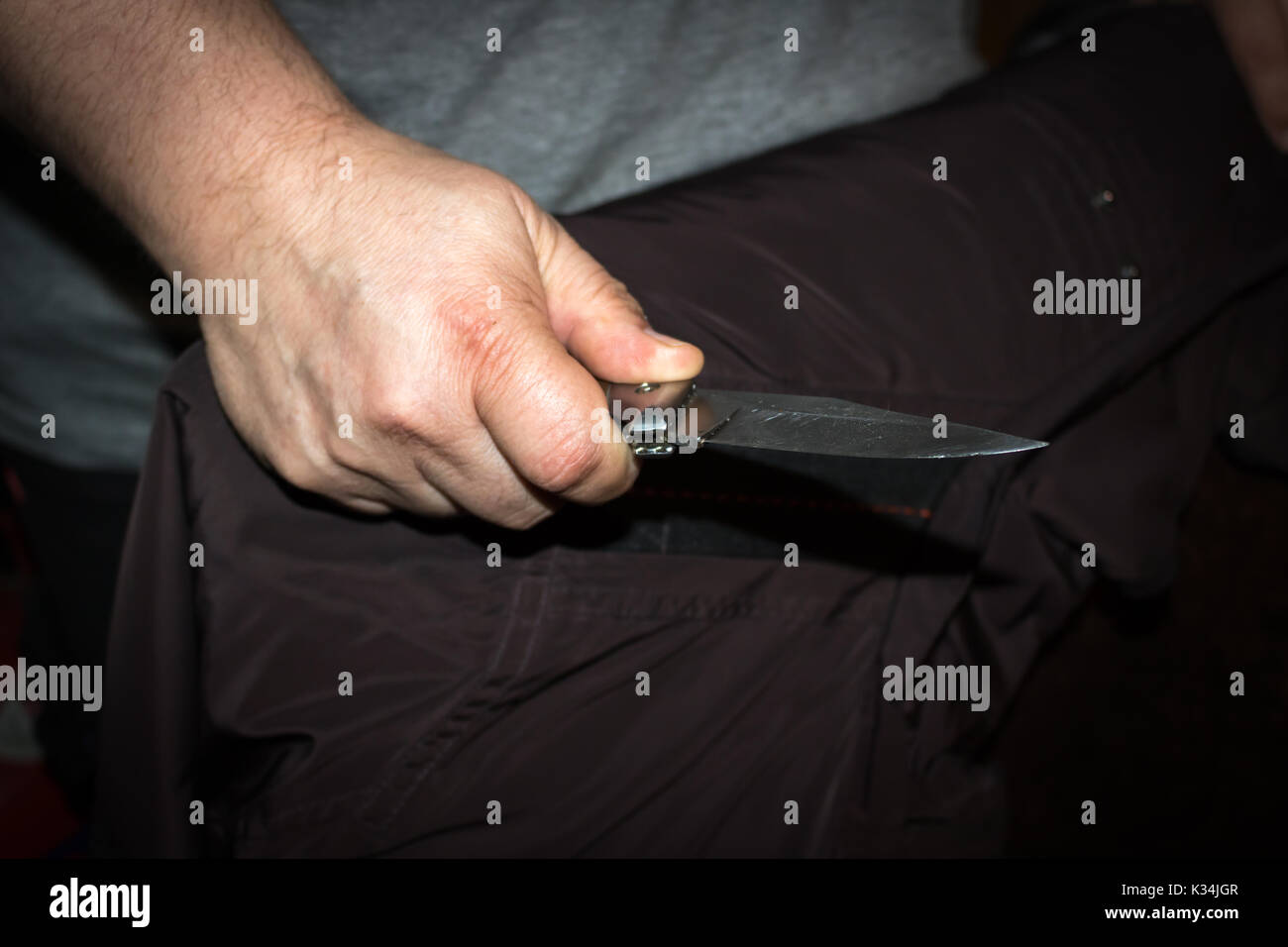 Cuchillo de lanzamiento negro. Arma de un ninja o asesino. Aísle sobre un  fondo blanco Fotografía de stock - Alamy