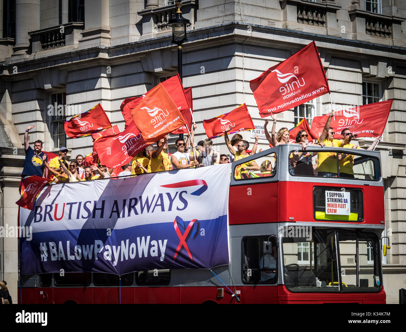 El personal de cabina de British Airways BA protesta de un autobús en el centro de Londres en una remuneración y condiciones disputa con BA Foto de stock