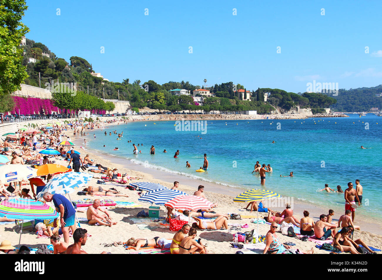 Villefranche-sur-Mer, Francia - Julio 26, 2016: atestado en verano en la playa, el mar Mediterráneo, cerca de Niza Côte d'azur, riviera francesa Foto de stock