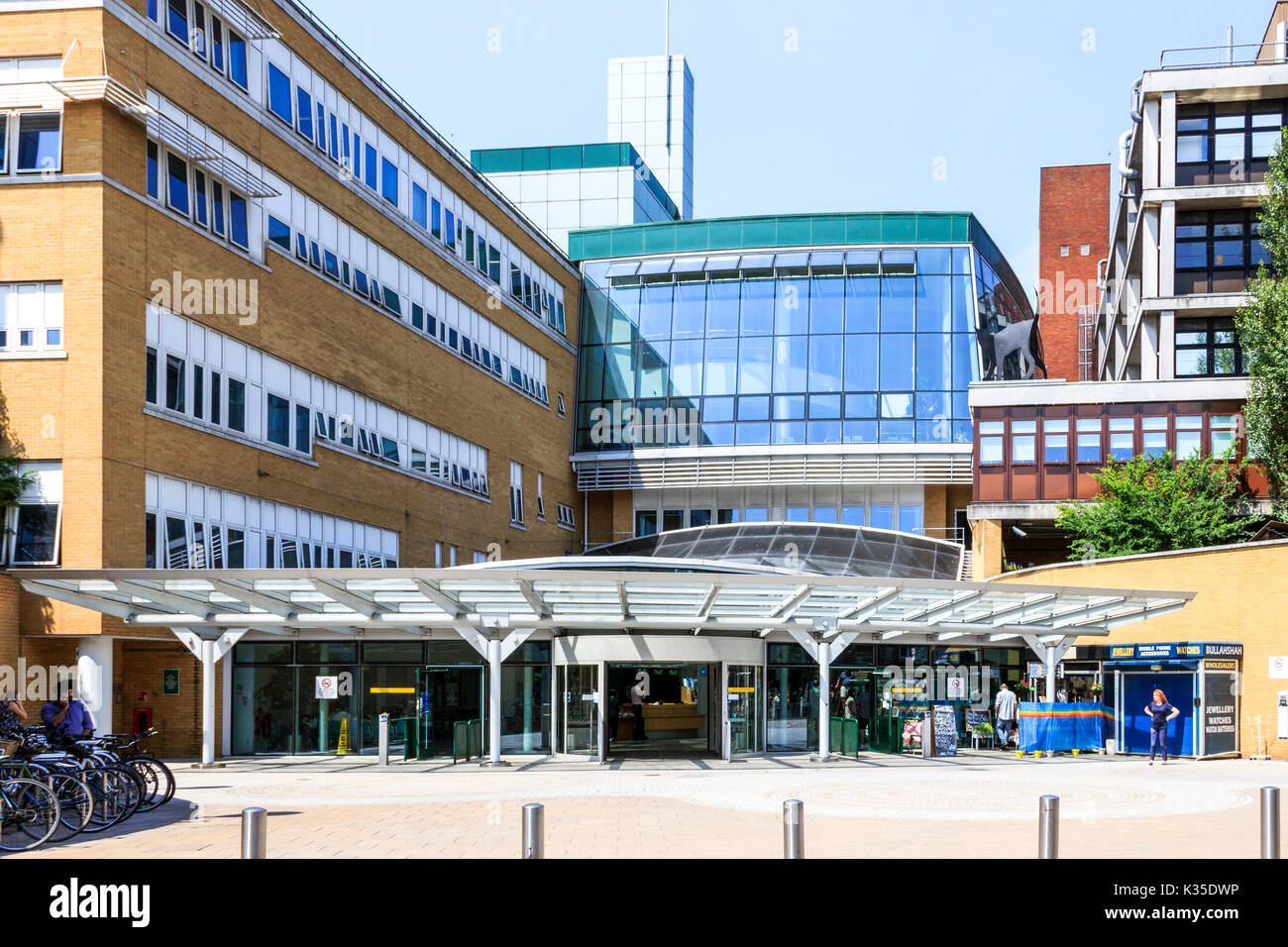 La entrada principal del Hospital Whittington NHS Trust, arquería, en el norte de Londres, Reino Unido Foto de stock